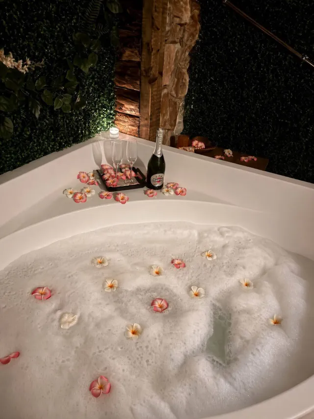 Jacuzzi z szampanem